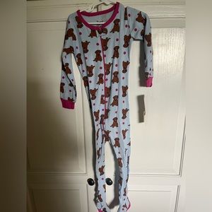 Leveret 4yrs puppy sleeper.  Light weight/soft Never worn and still has tags.